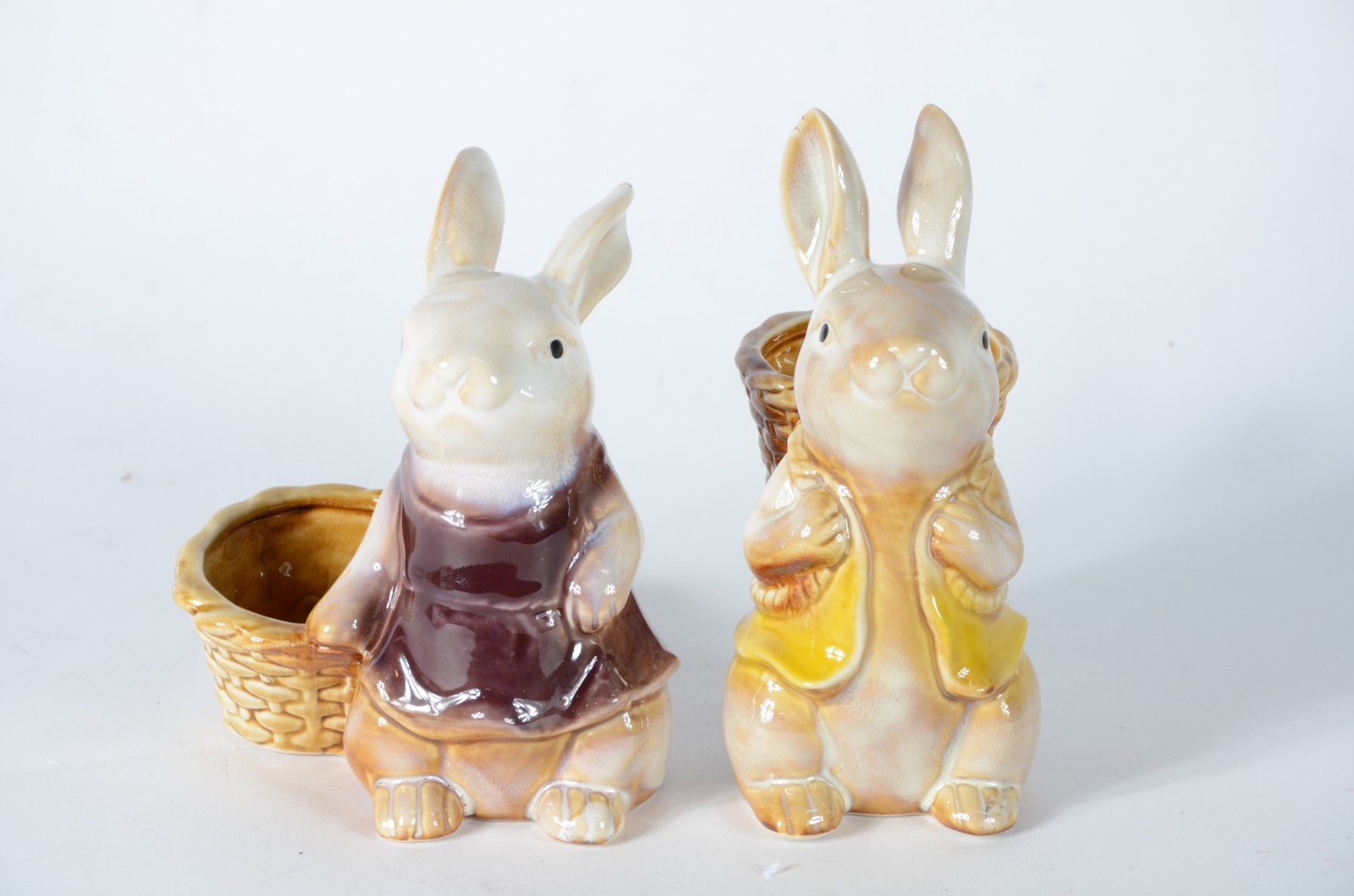 Duas esculturas de porcelana policromada representando coelhos com... - foto 2 de 6