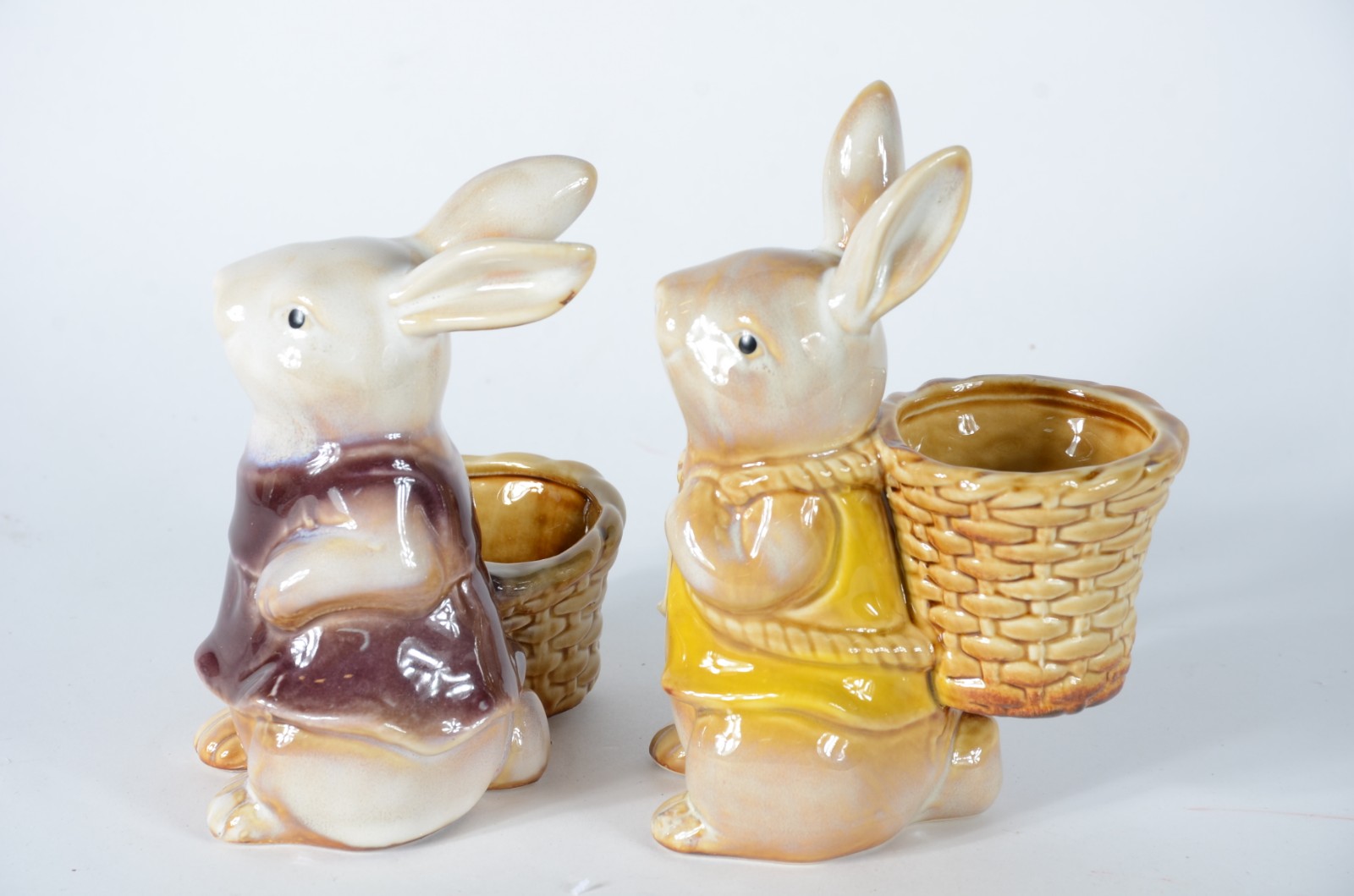Duas esculturas de porcelana policromada representando coelhos com... - foto 4 de 6