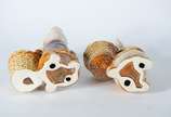 Duas esculturas de porcelana policromada repres... - Duas esculturas de porcelana policromada representando coelhos com cestos.