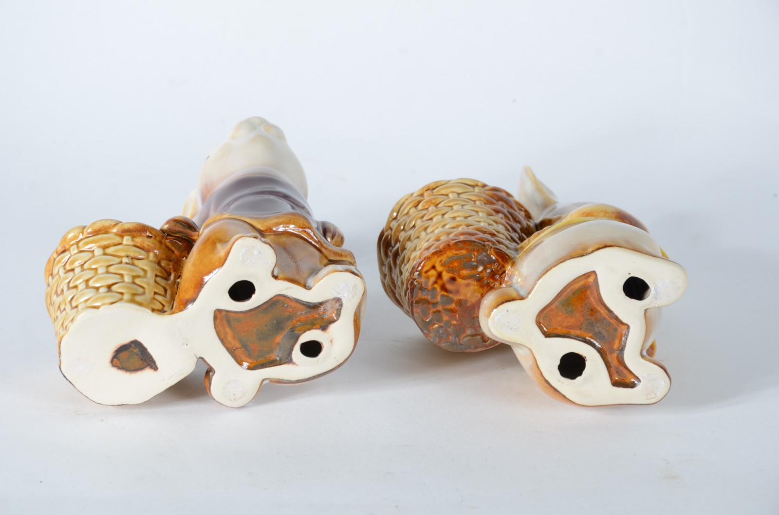Duas esculturas de porcelana policromada representando coelhos com... - foto 6 de 6