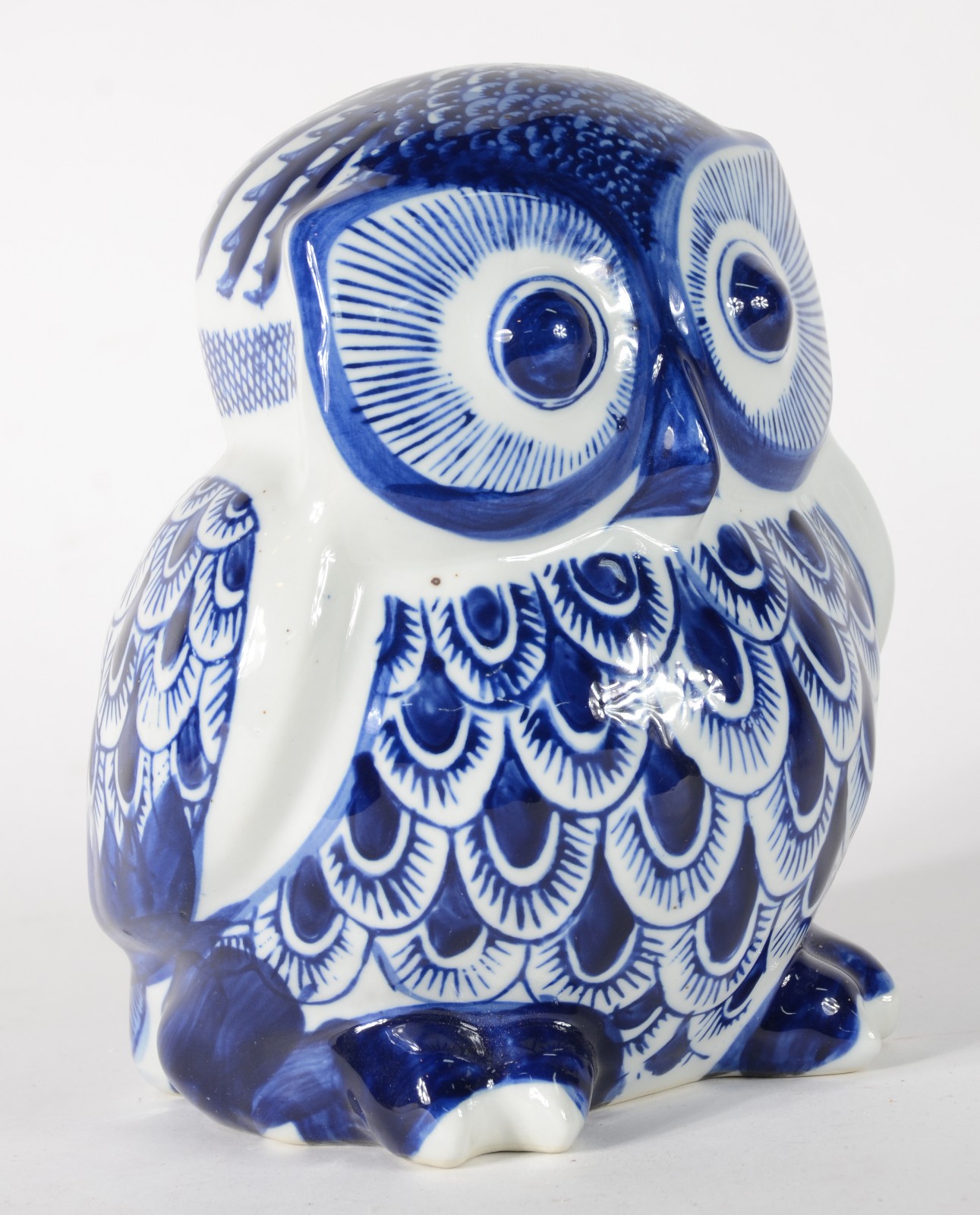 Escultura de porcelana azul e branca representando coruja. - foto 1 de 6