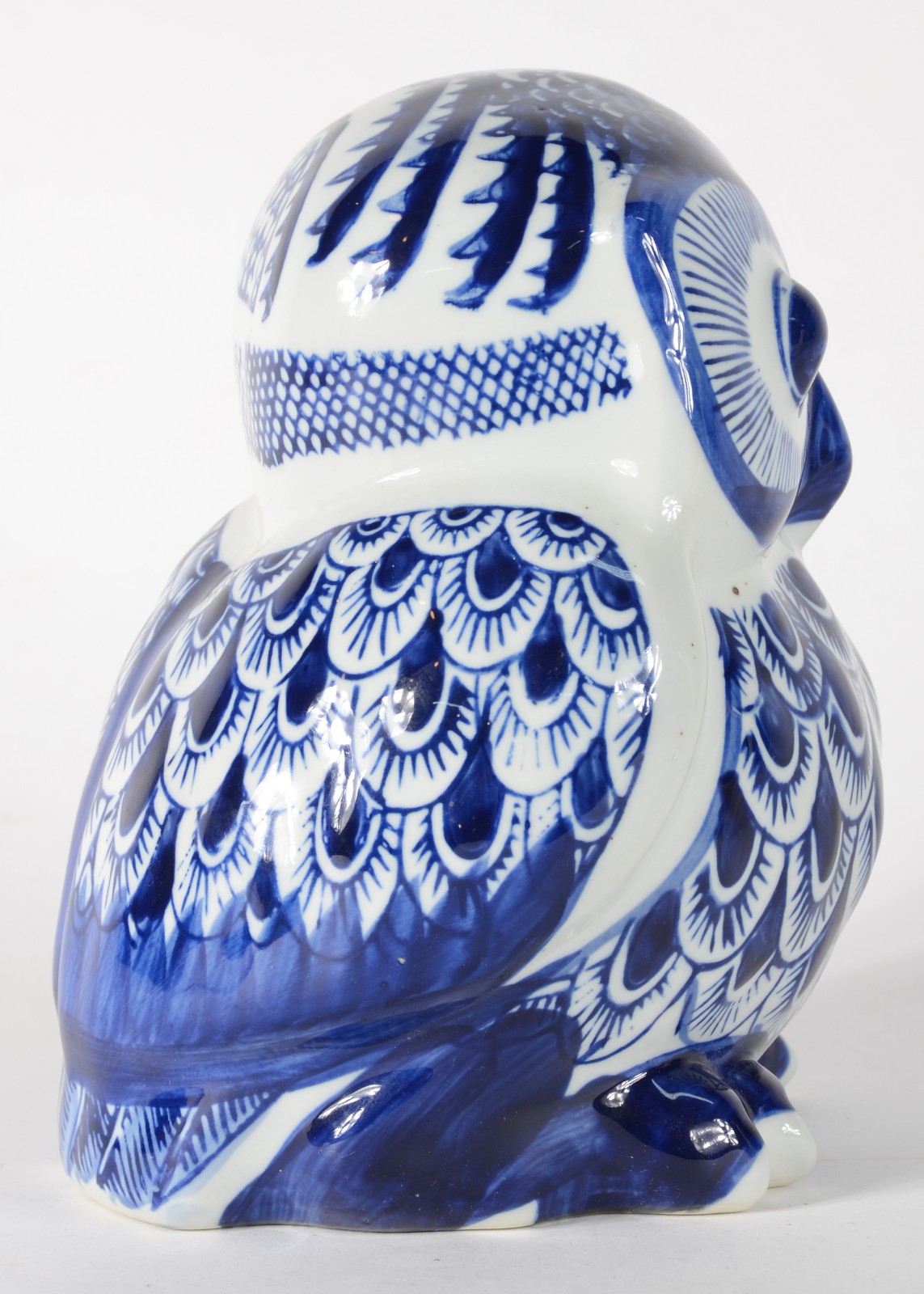 Escultura de porcelana azul e branca representando coruja. - foto 3 de 6