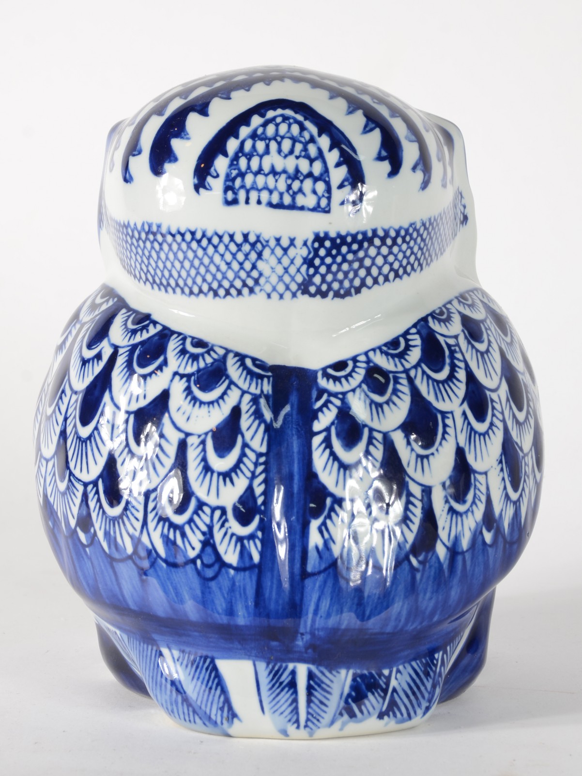 Escultura de porcelana azul e branca representando coruja. - foto 4 de 6