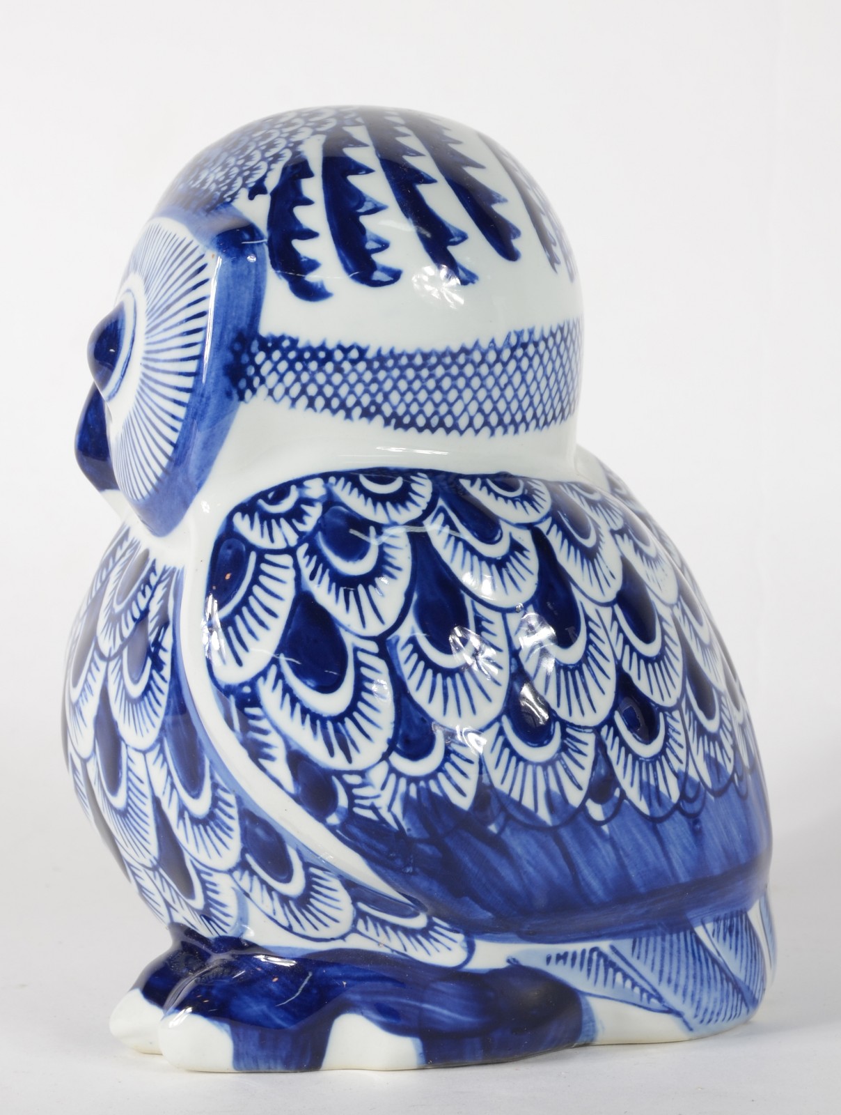 Escultura de porcelana azul e branca representando coruja. - foto 5 de 6