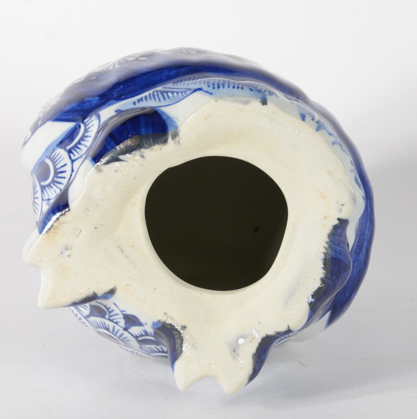 Escultura de porcelana azul e branca representando coruja. - foto 6 de 6