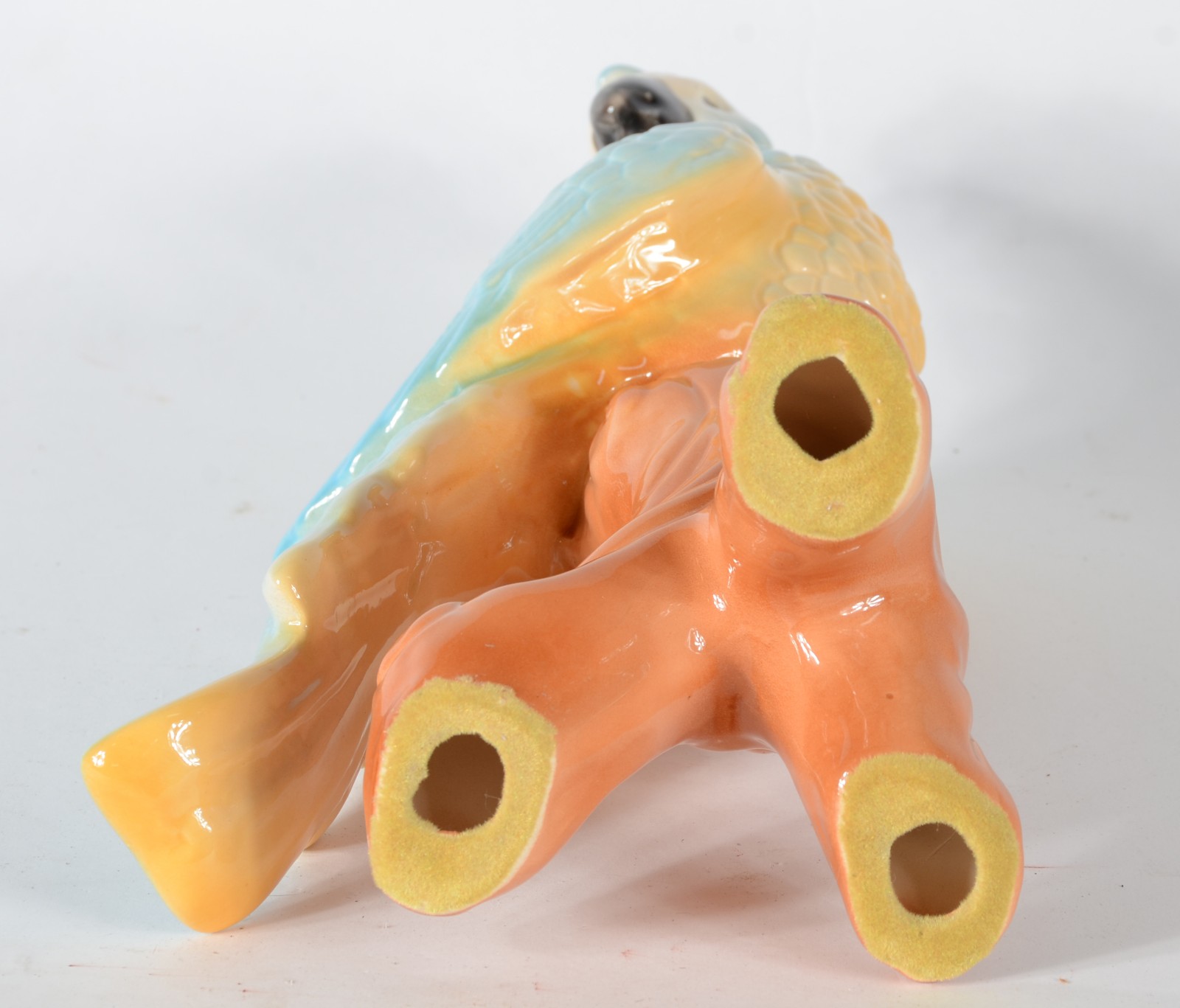 Escultura de porcelana policromada representando pássaro. - foto 7 de 7