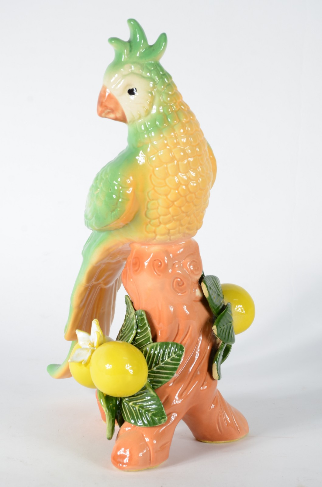 Escultura de porcelana policromada representado pássaro com frutas. - foto 1 de 8