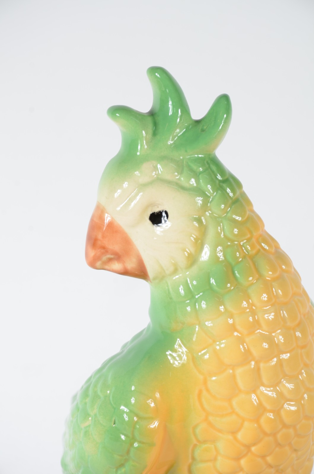 Escultura de porcelana policromada representado pássaro com frutas. - foto 2 de 8