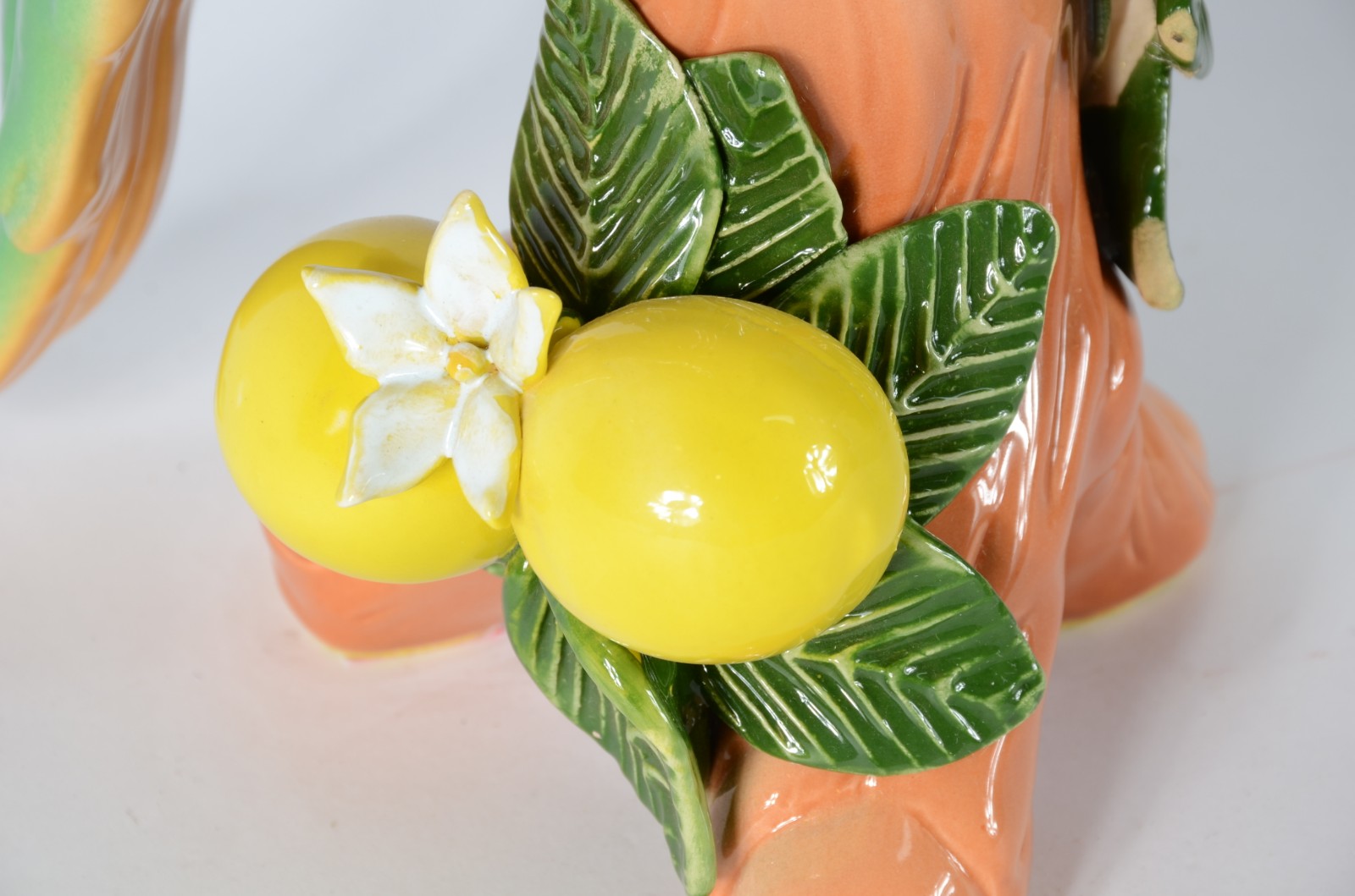 Escultura de porcelana policromada representado pássaro com frutas. - foto 3 de 8