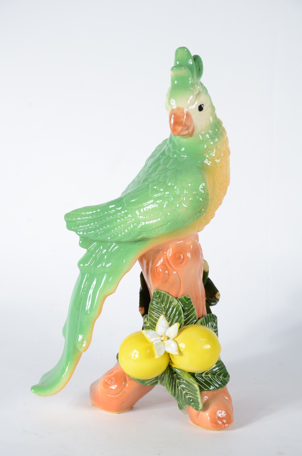 Escultura de porcelana policromada representado pássaro com frutas. - foto 4 de 8