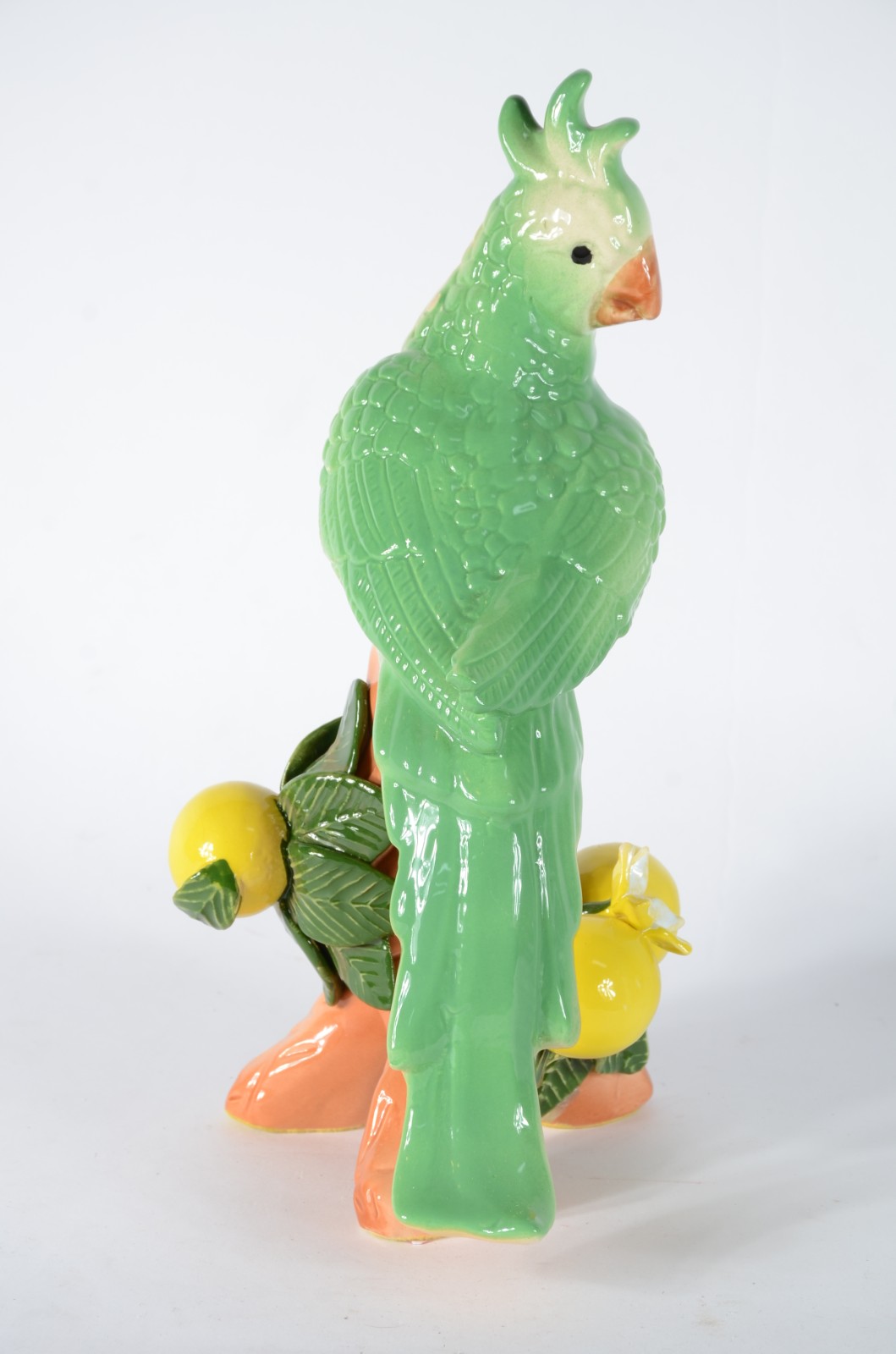 Escultura de porcelana policromada representado pássaro com frutas. - foto 5 de 8
