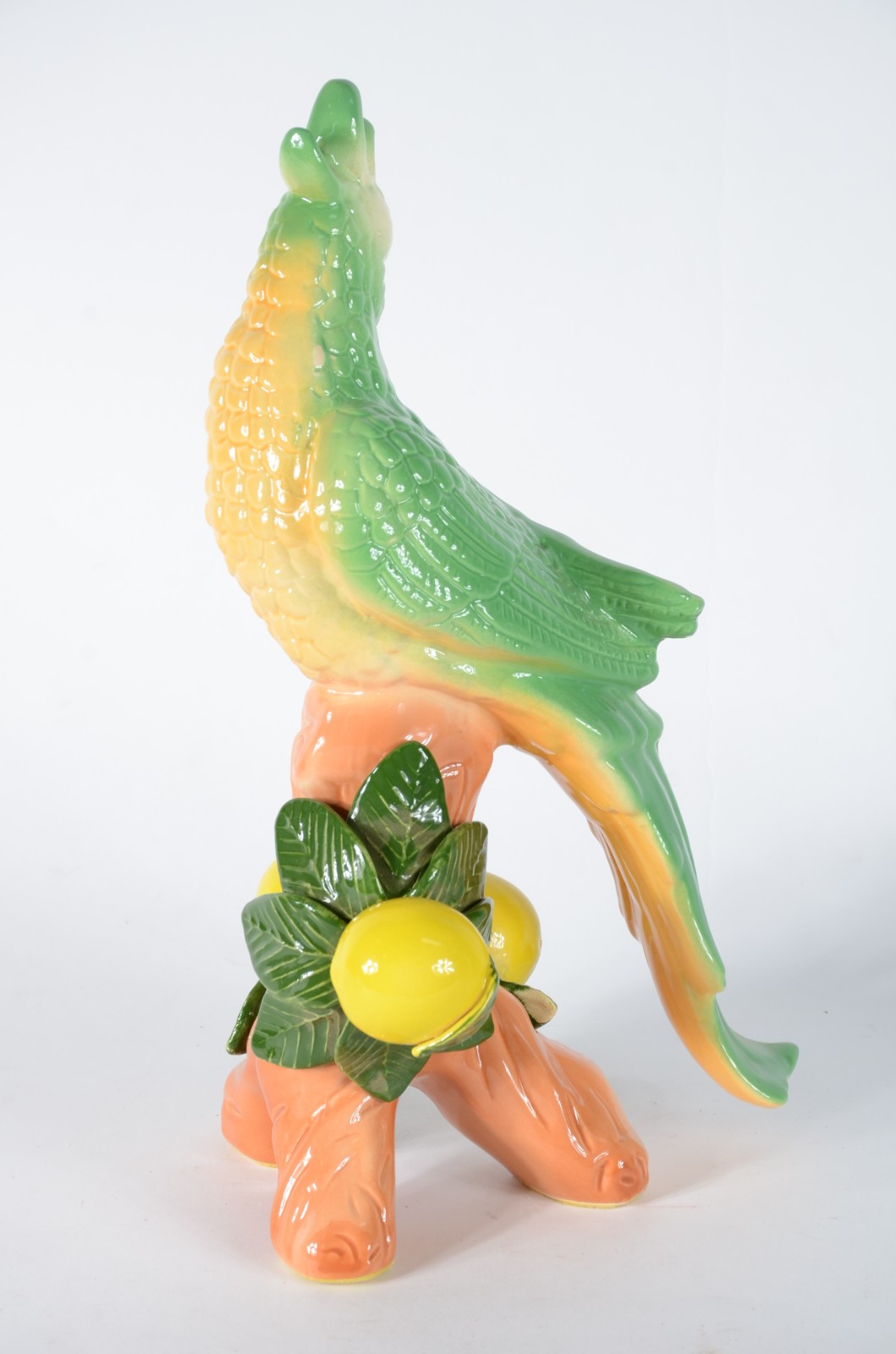 Escultura de porcelana policromada representado pássaro com frutas. - foto 6 de 8