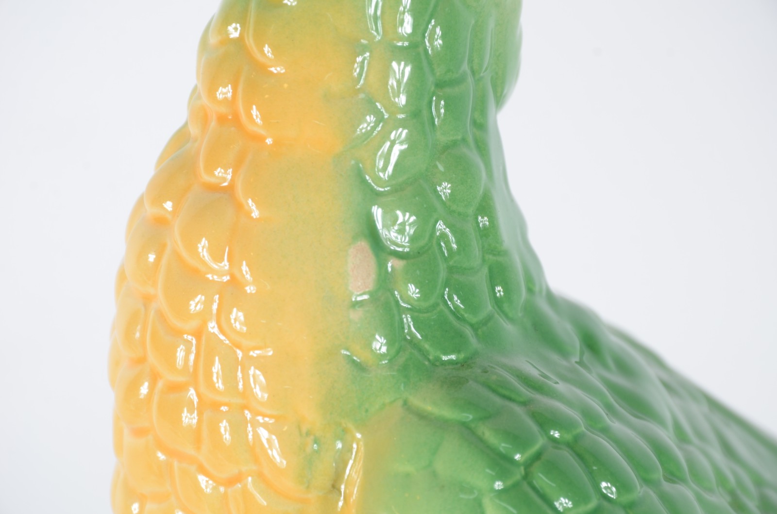 Escultura de porcelana policromada representado pássaro com frutas. - foto 7 de 8
