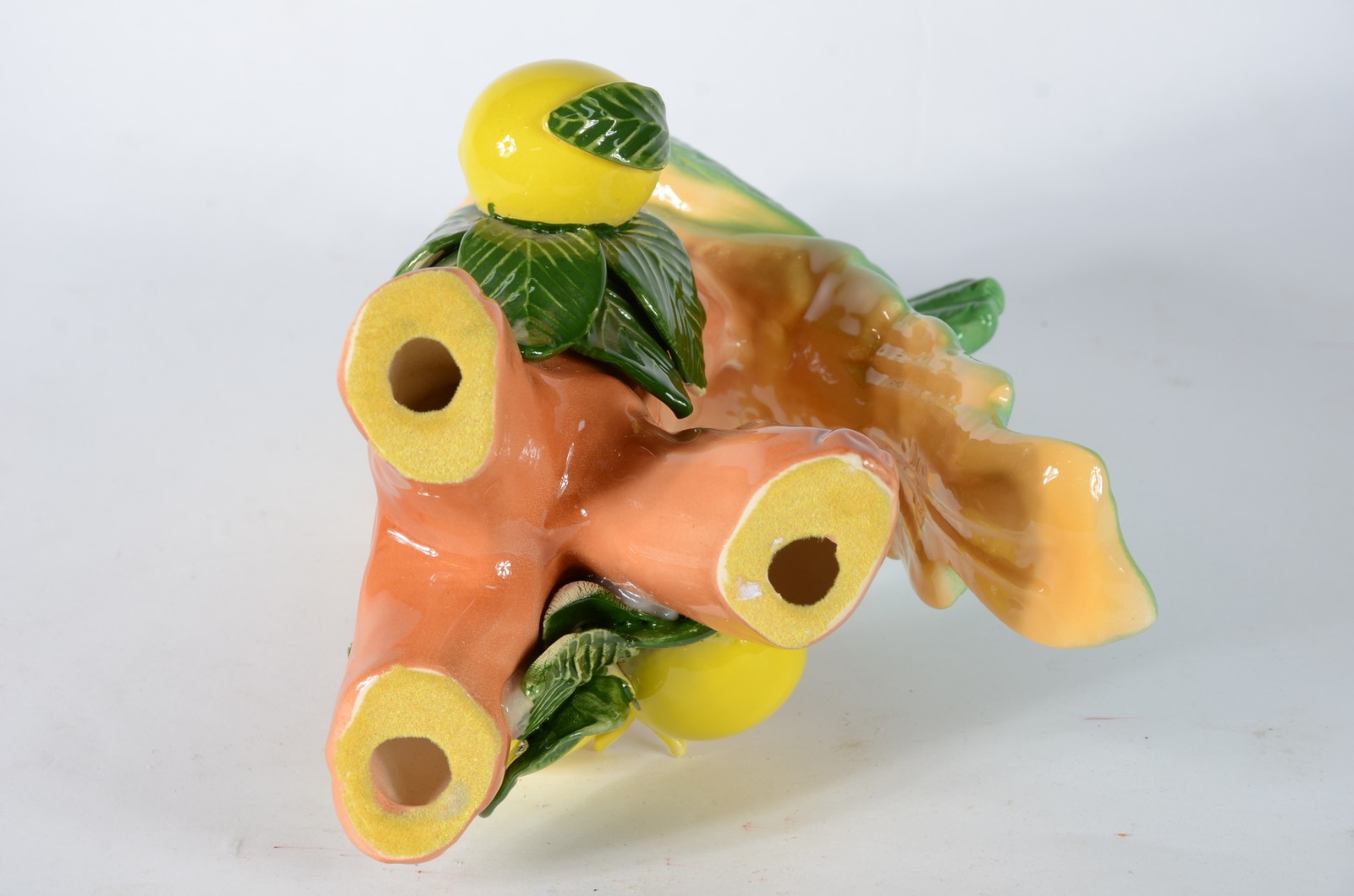 Escultura de porcelana policromada representado pássaro com frutas. - foto 8 de 8