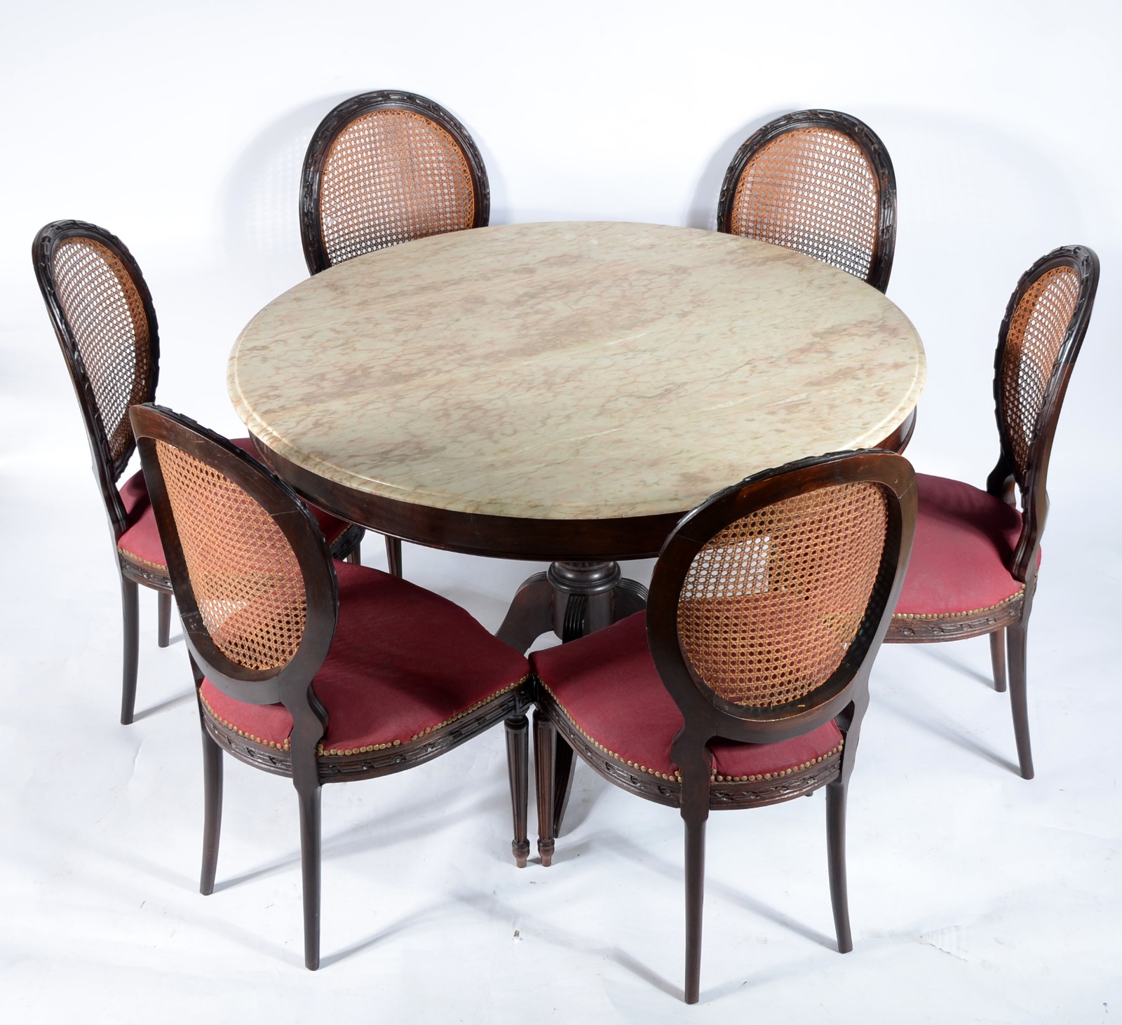 Mesa de jantar de madeira nobre, tampo de mármore apoiado em base... - foto 1 de 11