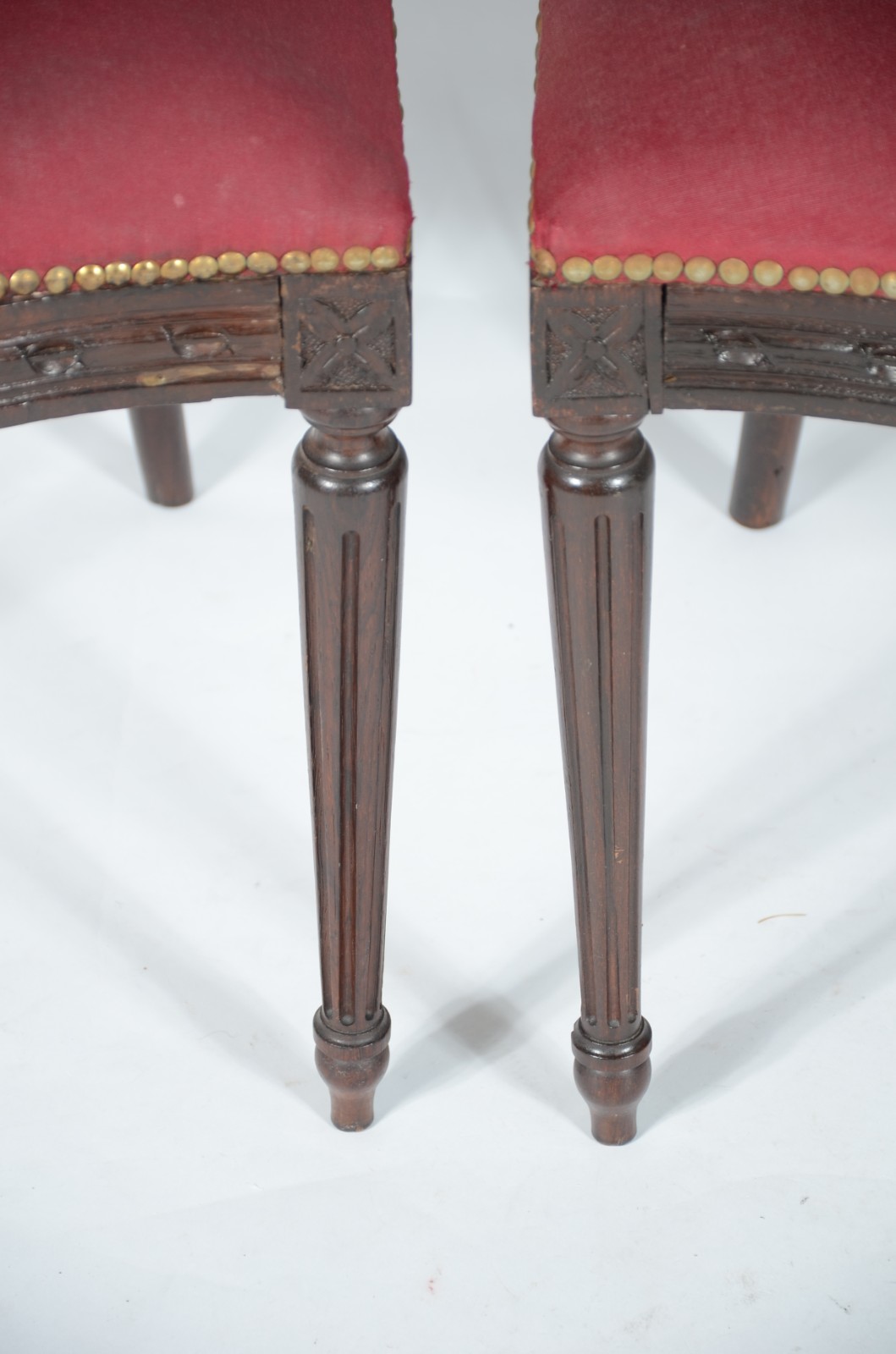 Mesa de jantar de madeira nobre, tampo de mármore apoiado em base... - foto 6 de 11
