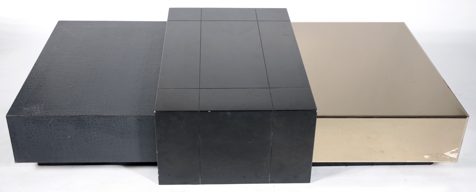 Mesa de centro com dois módulos, sendo um preto e outro espelhado, e... - foto 1 de 7