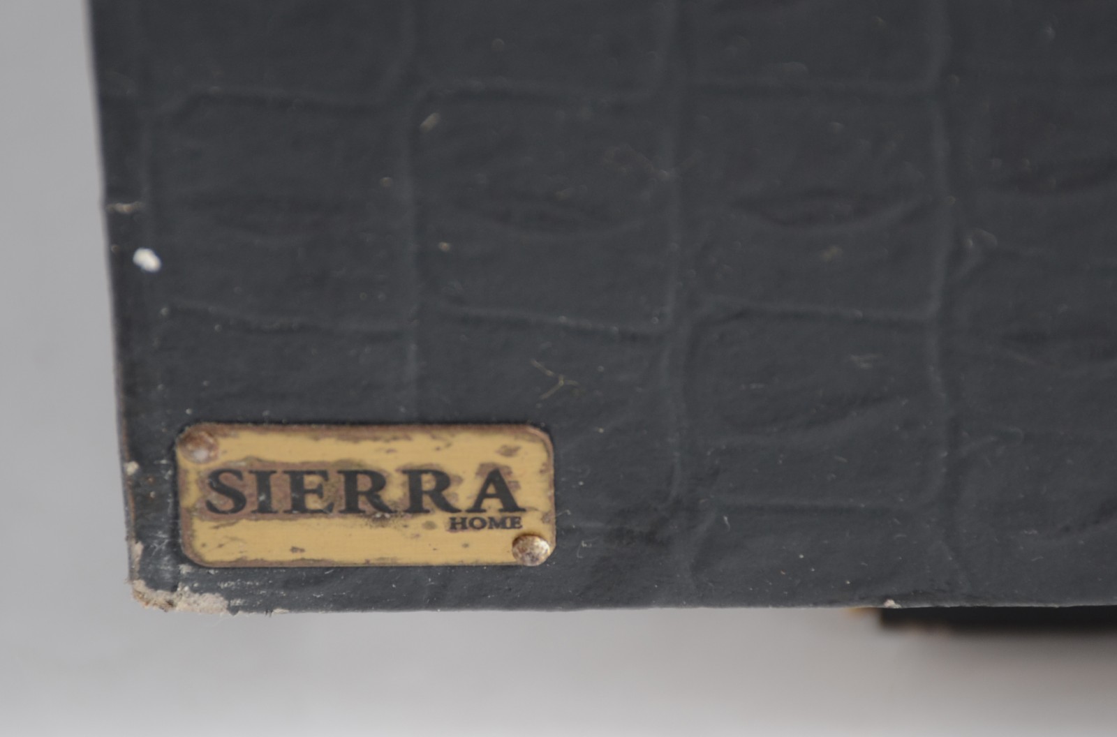 Mesa de centro com dois módulos, sendo um preto e outro espelhado, e... - foto 2 de 7
