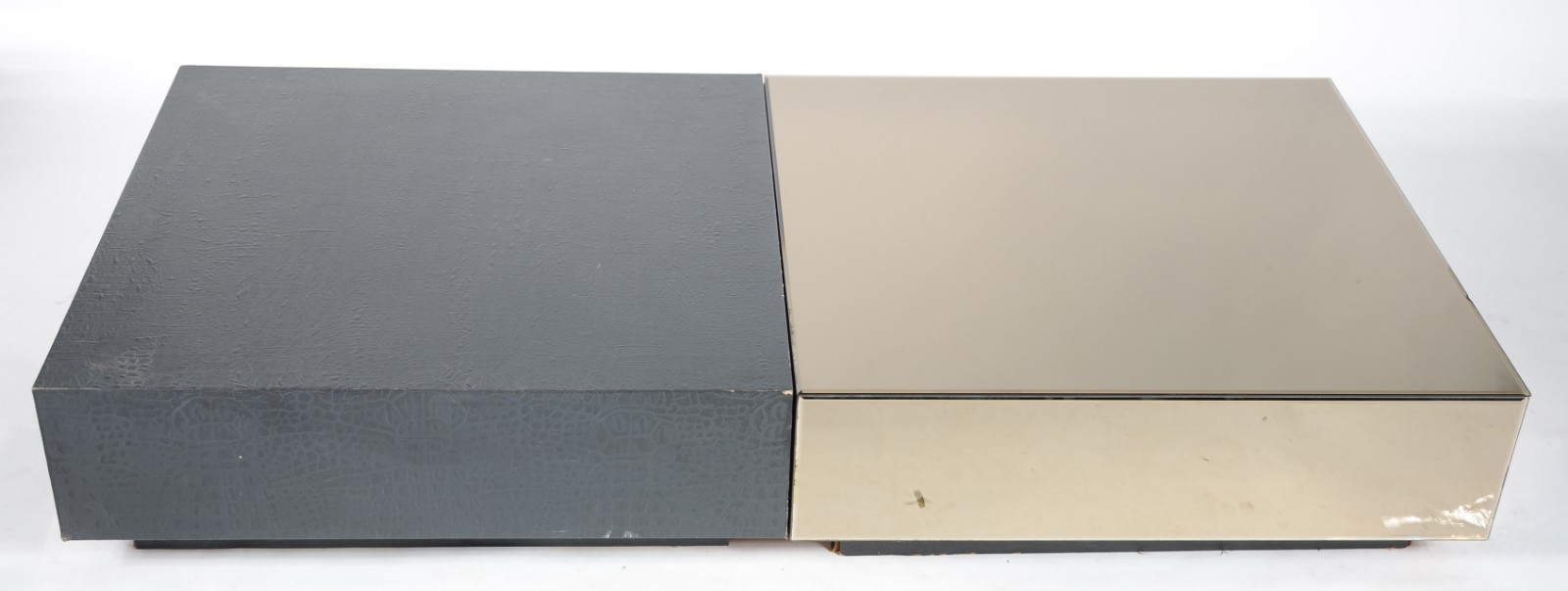 Mesa de centro com dois módulos, sendo um preto e outro espelhado, e... - foto 3 de 7