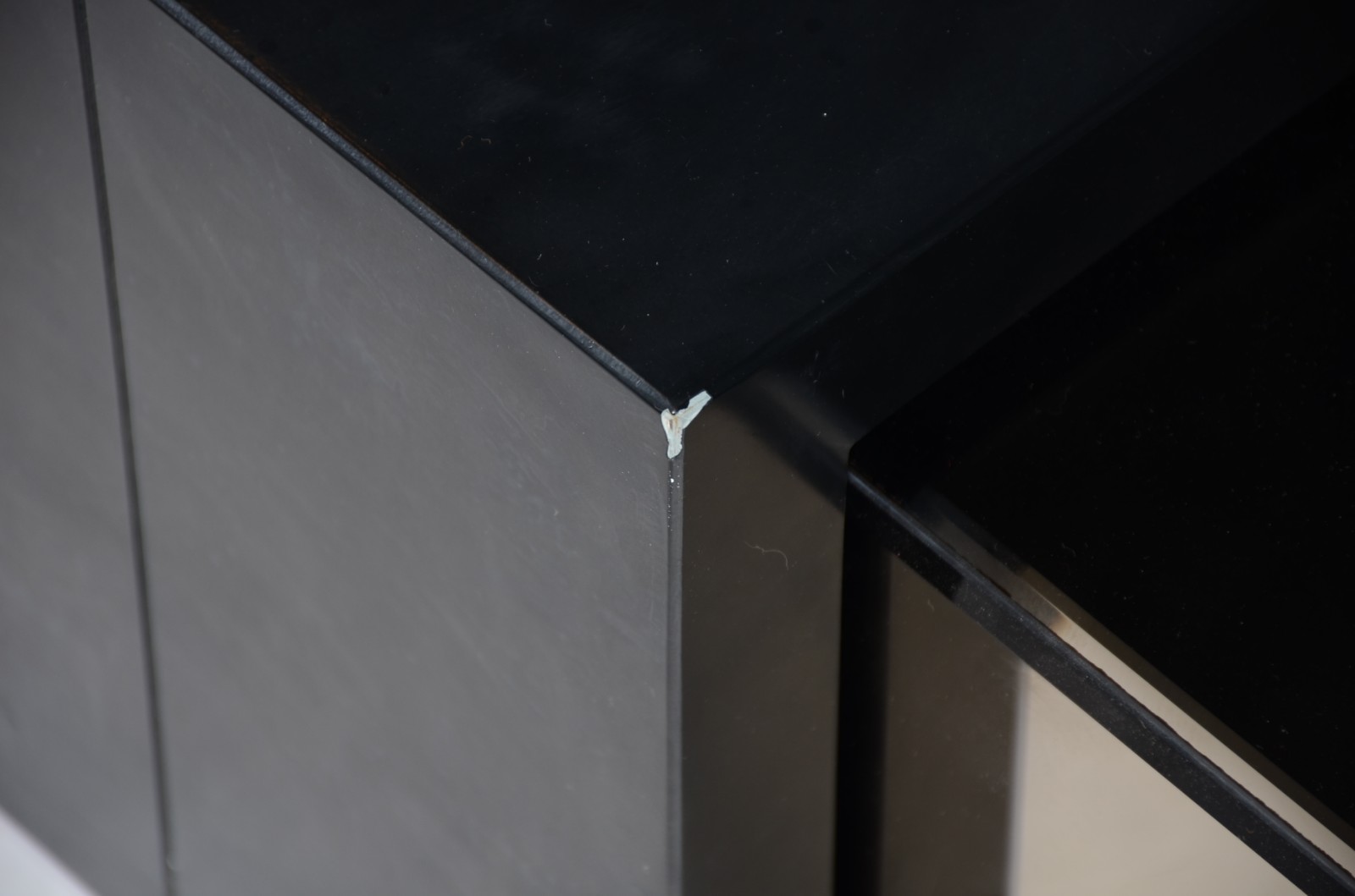 Mesa de centro com dois módulos, sendo um preto e outro espelhado, e... - foto 4 de 7