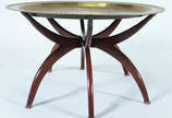 Mesa árabe com base de madeira articulada e  ta... - Mesa árabe com base de madeira articulada e  tampo de metal dourado. 