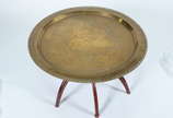 Mesa árabe com base de madeira articulada e  ta... - Mesa árabe com base de madeira articulada e  tampo de metal dourado. 