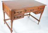 Mesa para escritório de madeira clara com 5 gav... - Mesa para escritório de madeira clara com 5 gavetas com puxadores de metal. Tampo com ondulações e laterais com folheado lascado.