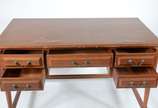 Mesa para escritório de madeira clara com 5 gav... - Mesa para escritório de madeira clara com 5 gavetas com puxadores de metal. Tampo com ondulações e laterais com folheado lascado.
