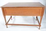 Mesa para escritório de madeira clara com 5 gav... - Mesa para escritório de madeira clara com 5 gavetas com puxadores de metal. Tampo com ondulações e laterais com folheado lascado.