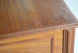 Mesa para escritório de madeira clara com 5 gav... - Mesa para escritório de madeira clara com 5 gavetas com puxadores de metal. Tampo com ondulações e laterais com folheado lascado.