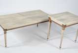 Conjunto de mesa de centro e lateral de madeira... - Conjunto de mesa de centro e lateral de madeira patinada e tampos de mármore. Tampo da mesa maior colado.