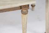 Conjunto de mesa de centro e lateral de madeira... - Conjunto de mesa de centro e lateral de madeira patinada e tampos de mármore. Tampo da mesa maior colado.