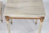 Conjunto de mesa de centro e lateral de madeira... - Conjunto de mesa de centro e lateral de madeira patinada e tampos de mármore. Tampo da mesa maior colado.