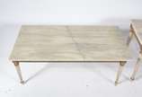 Conjunto de mesa de centro e lateral de madeira... - Conjunto de mesa de centro e lateral de madeira patinada e tampos de mármore. Tampo da mesa maior colado.
