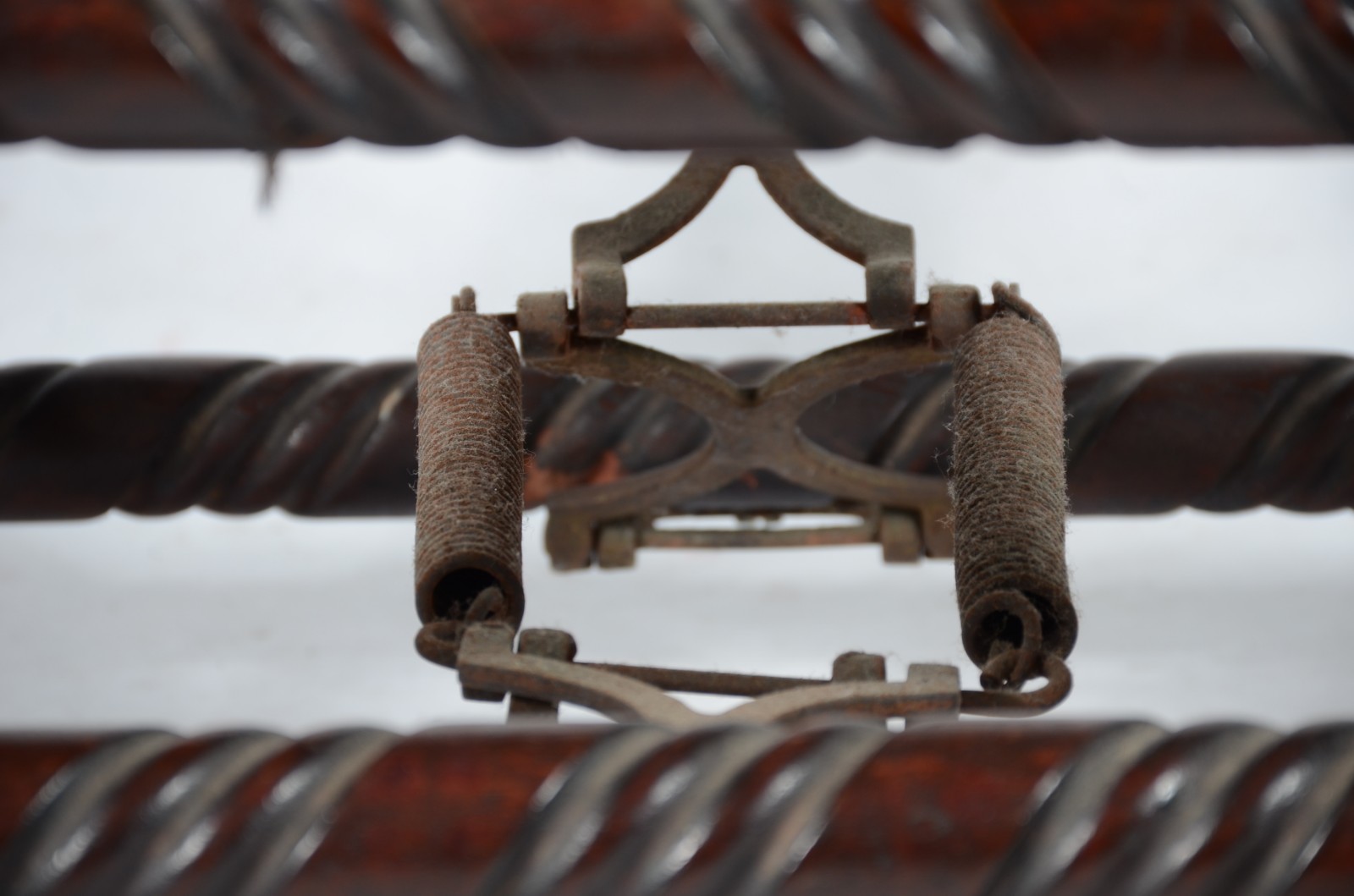 Antiga cadeira de balanço de madeira nobre, hastes do encosto... - foto 10 de 10