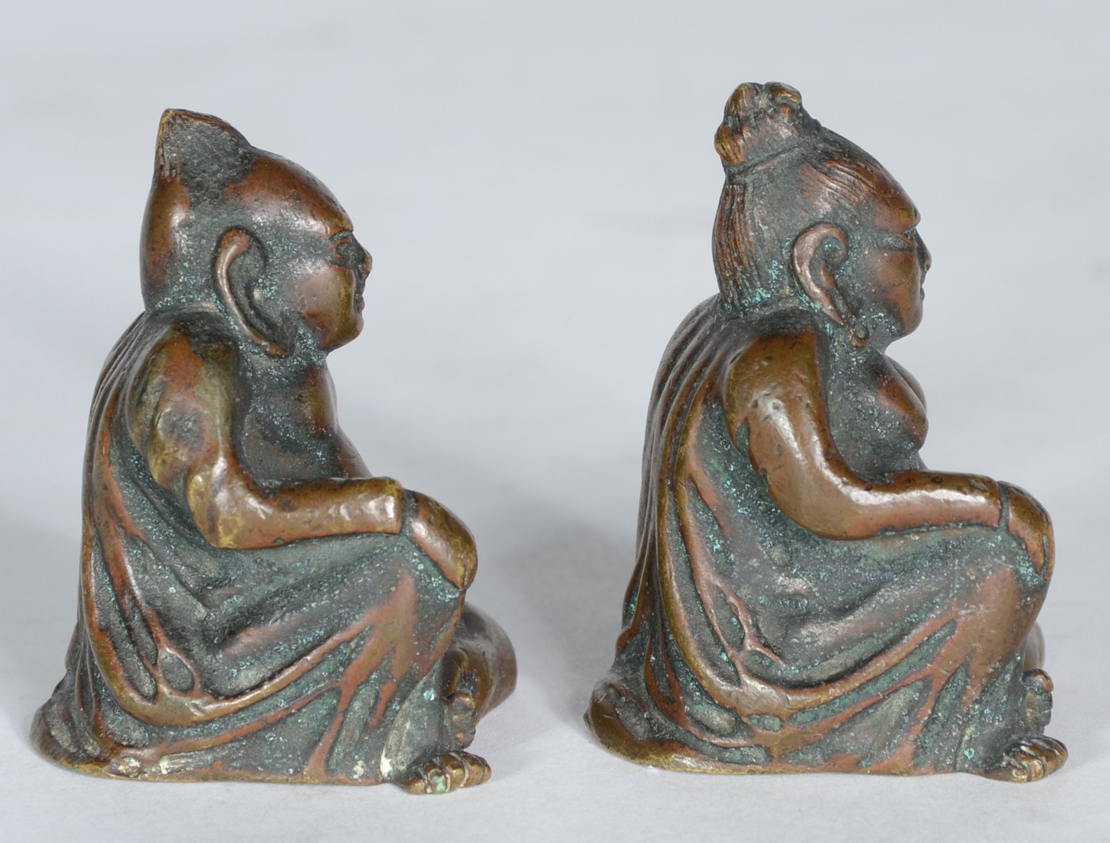 Par de pequenas esculturas eróticas de bronze representando "Casal... - foto 2 de 5