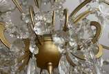 Belíssimo lustre para 18 luzes com estrutura de... - Belíssimo lustre para 18 luzes com estrutura de metal dourado, placas e pingentes de cristal lapidado.
