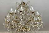 Belíssimo lustre para 18 luzes com estrutura de... - Belíssimo lustre para 18 luzes com estrutura de metal dourado, placas e pingentes de cristal lapidado.