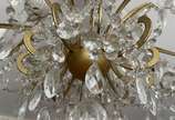 Belíssimo lustre para 18 luzes com estrutura de... - Belíssimo lustre para 18 luzes com estrutura de metal dourado, placas e pingentes de cristal lapidado.