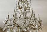 Belíssimo lustre para 18 luzes com estrutura de... - Belíssimo lustre para 18 luzes com estrutura de metal dourado, placas e pingentes de cristal lapidado.