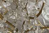 Belíssimo lustre para 18 luzes com estrutura de... - Belíssimo lustre para 18 luzes com estrutura de metal dourado, placas e pingentes de cristal lapidado.