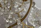 Belíssimo lustre para 18 luzes com estrutura de... - Belíssimo lustre para 18 luzes com estrutura de metal dourado, placas e pingentes de cristal lapidado.