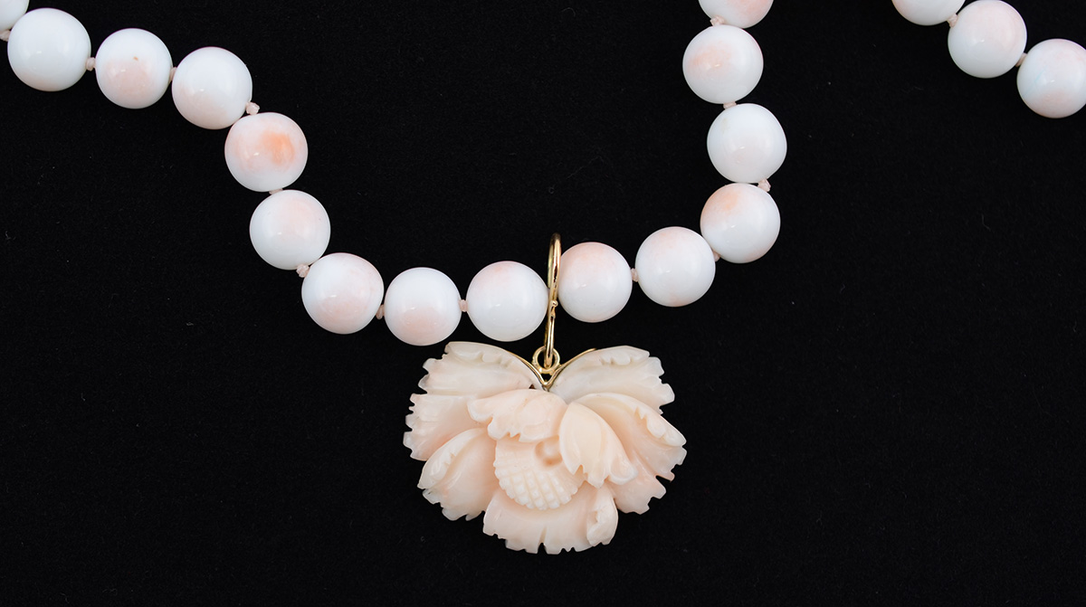 Colar em contas de coral, da Turquia, em degradê. Fecho em ouro 18 k... - foto 1 de 2