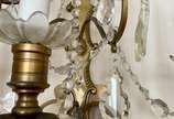 Aplique para 5 luzes de metal dourado e placas ... - Aplique para 5 luzes de metal dourado e placas de cristal lapidado.