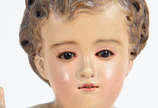  Menino Deus – Imagem de madeira sobre pedestal... -  Menino Deus – Imagem de madeira sobre pedestal com resquícios dourados, olhos de vidro, Dona Maria, inicio Seculo XIX.