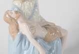 Escultura de porcelana policromada representand... - Escultura de porcelana policromada representando "Pietá".