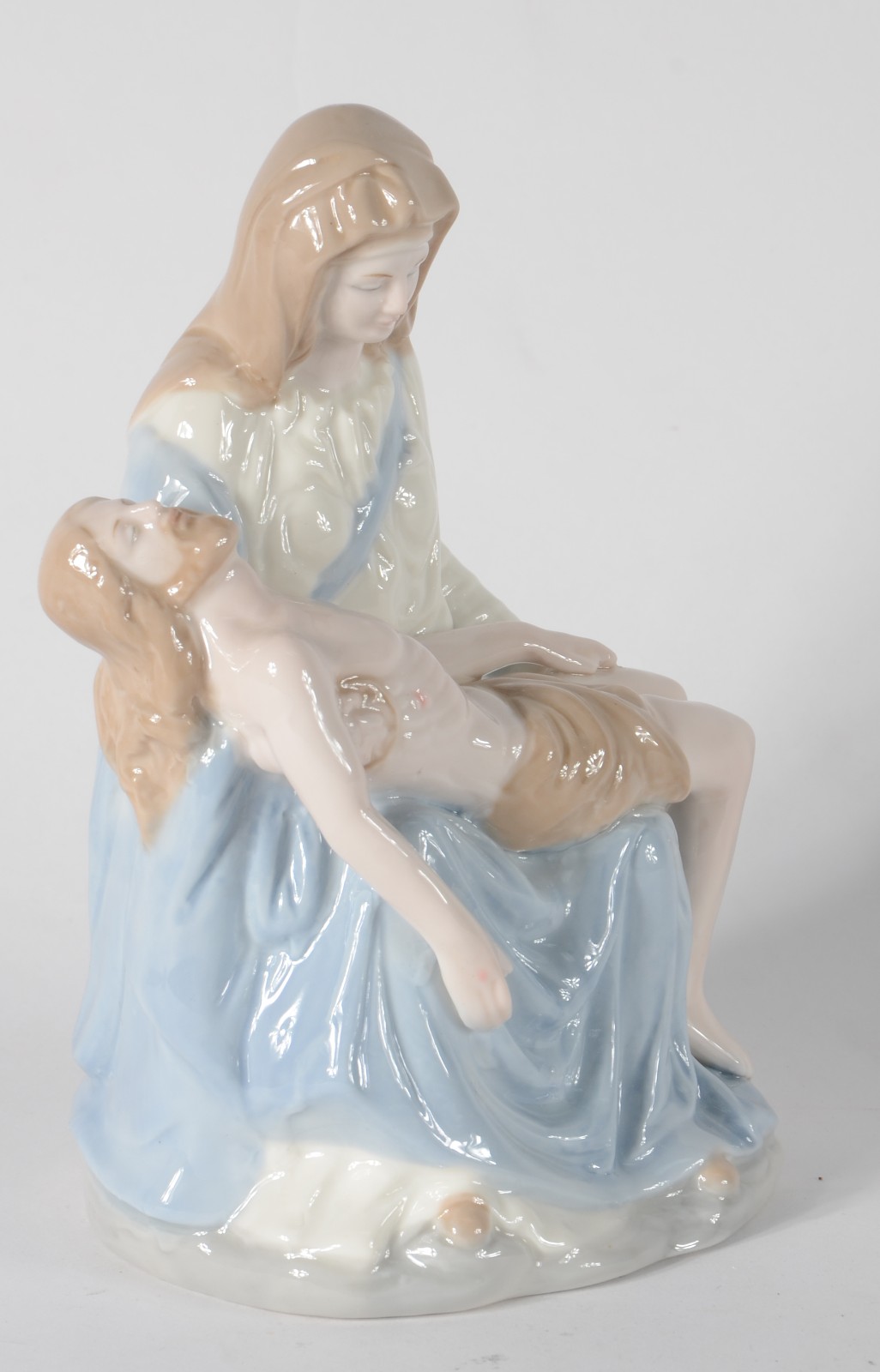Escultura de porcelana policromada representando "Pietá". - foto 2 de 6