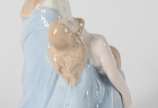 Escultura de porcelana policromada representand... - Escultura de porcelana policromada representando "Pietá".