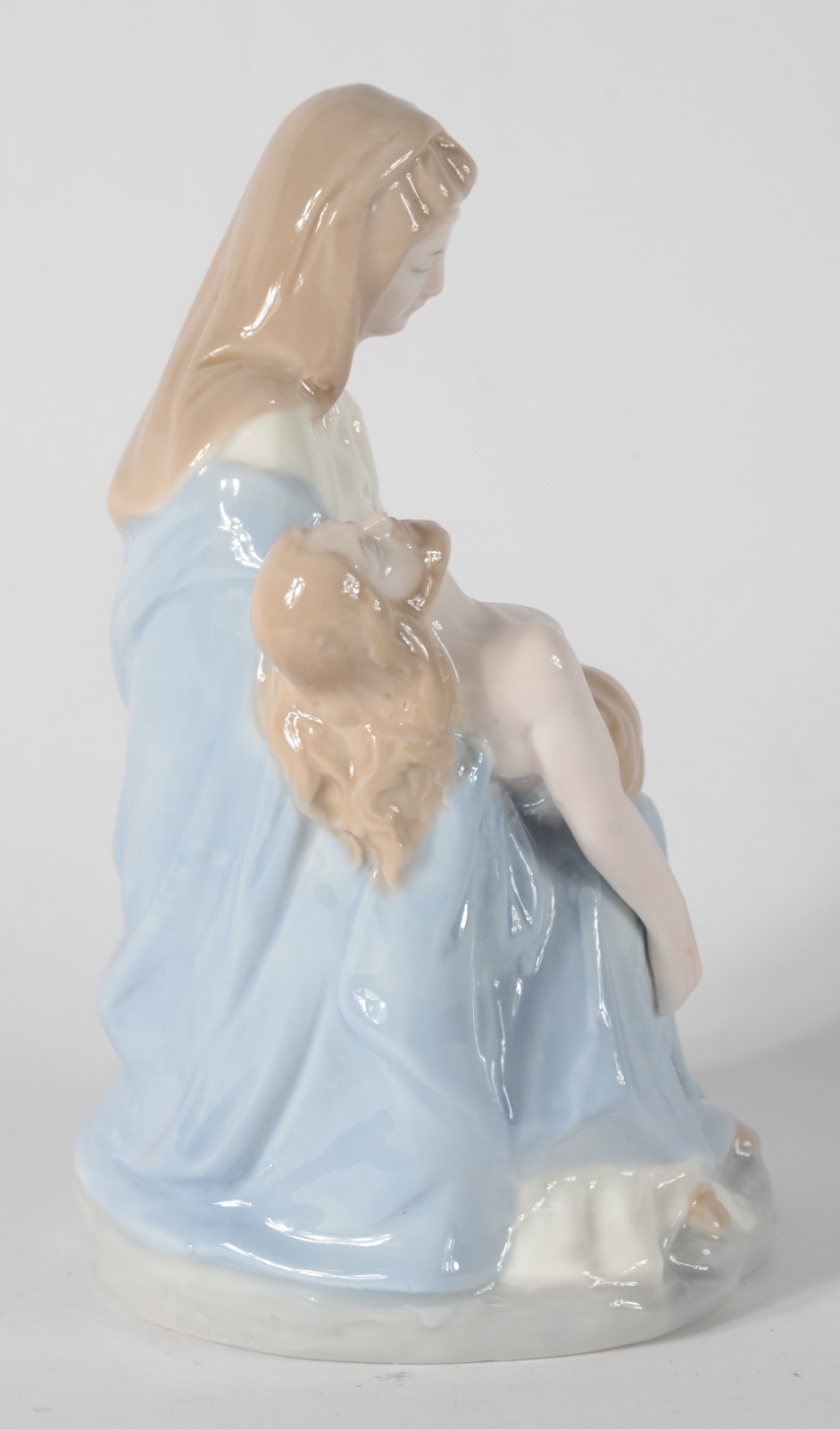 Escultura de porcelana policromada representando "Pietá". - foto 3 de 6