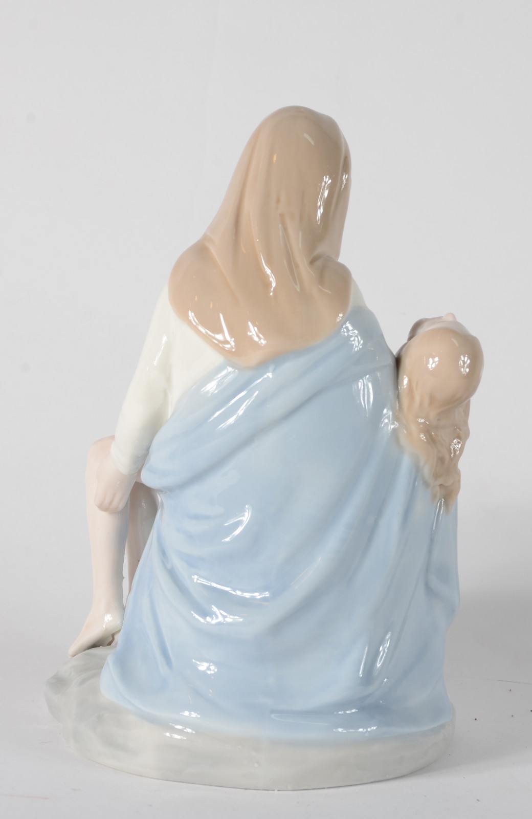 Escultura de porcelana policromada representando "Pietá". - foto 4 de 6